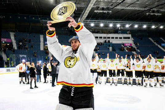 Brynäs målvakt Damian Clara jublar