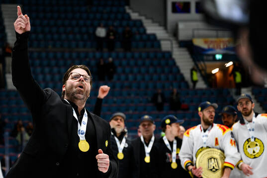 Brynäs assisterande tränare Ove Molin jublar