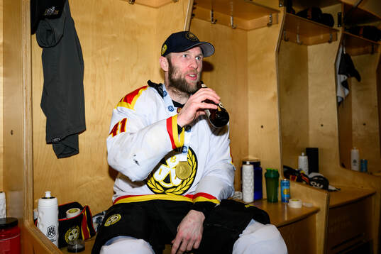 Brynäs Greg Scott jublar i omklädningsrummet