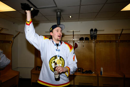 Brynäs Theo Lindstein  jublar i omklädningsrummet