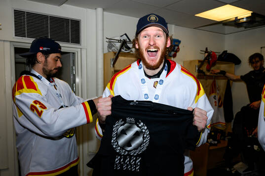 Brynäs Oskar Kvist jublar i omklädningsrummet