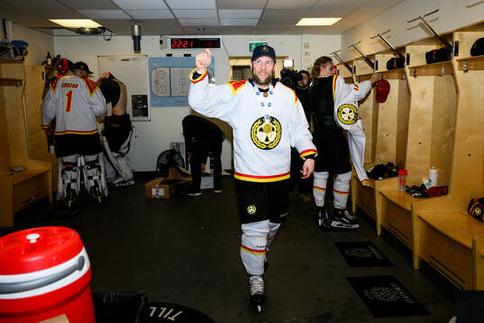 Brynäs Greg Scott jublar i omklädningsrummet