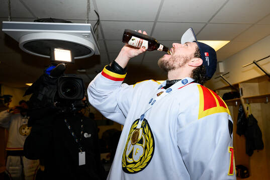 Brynäs Johan Larsson  jublar i omklädningsrummet