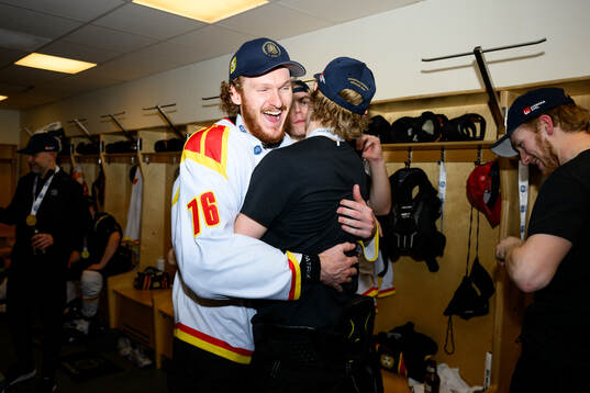 Brynäs Oskar Kvist  jublar i omklädningsrummet