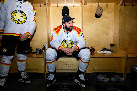 Brynäs Simon Bertilsson  jublar i omklädningsrummet