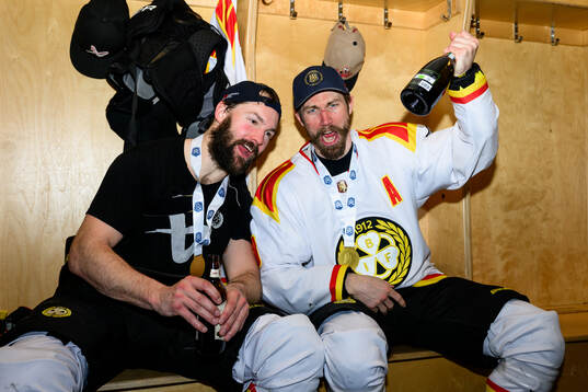 Brynäs Simon Bertilsson och Anton Rödin  jublar i