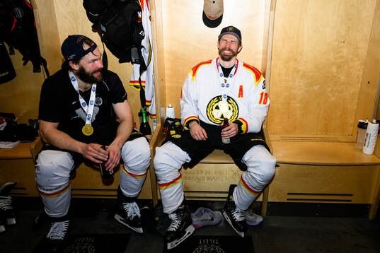 Brynäs Simon Bertilsson och Anton Rödin  jublar i