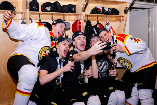 Brynäs spelare jublar i omklädningsrummet