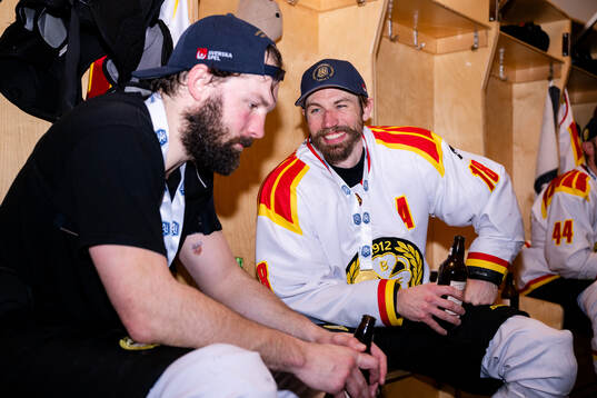 Brynäs Simon Bertilsson och Anton Rödin  jublar i