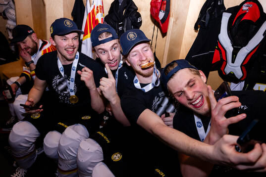 Brynäs spelare jublar i omklädningsrummet