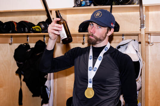 Brynäs Anton Rödin  jublar i omklädningsrummet