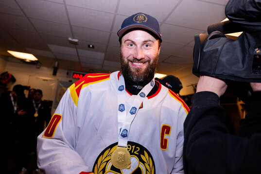 Brynäs +b10 jublar i omklädningsrummet