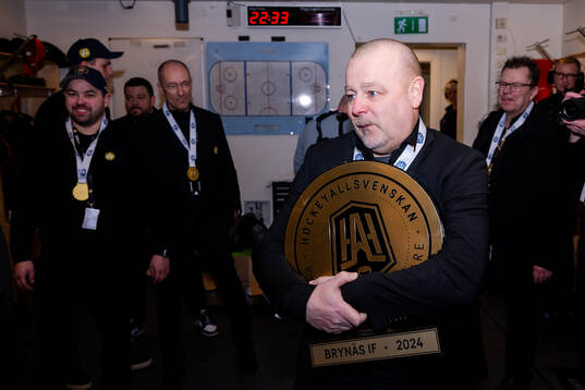 Brynäs tränare Niklas Gällstedt  jublar i