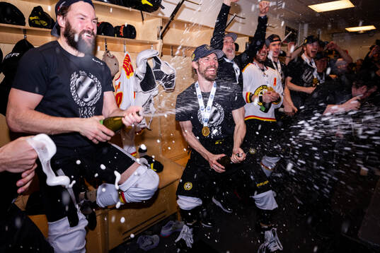 Brynäs Simon Bertilsson och Anton Rödin jublar i