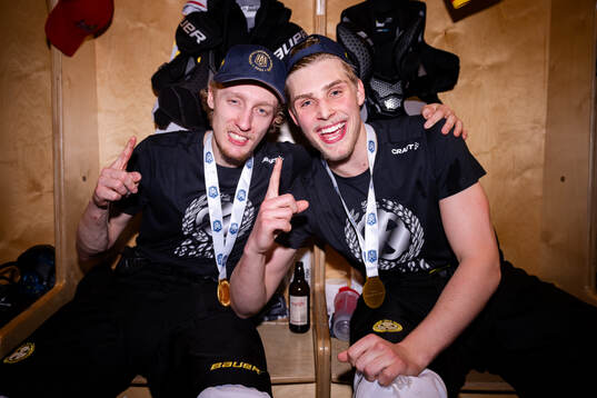 Brynäs Oliver Tärnström jublar i omklädningsrummet