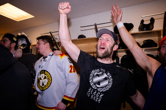 Brynäs Greg Scott jublar i omklädningsrummet