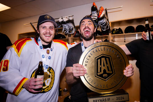 Brynäs Tyler Kelleher och Tyler Vesel jublar i
