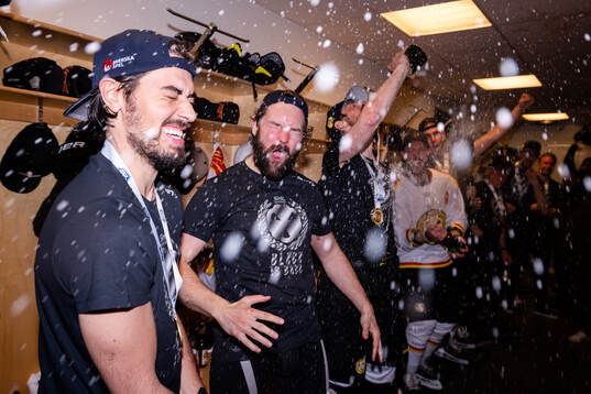 Brynäs Tyler Vesel och Simon Bertilsson jublar i