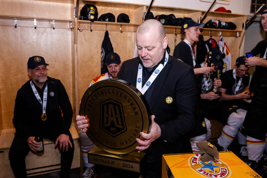 Brynäs tränare Niklas Gällstedt  jublar i