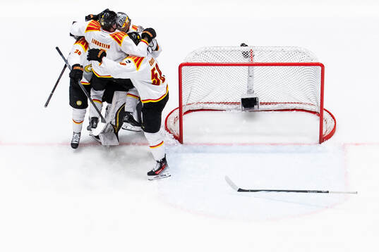 Brynäs spelare jublar på slutsignalen