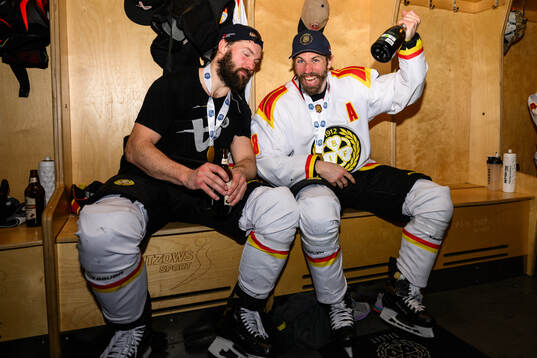 Brynäs Simon Bertilsson och Anton Rödin jublar