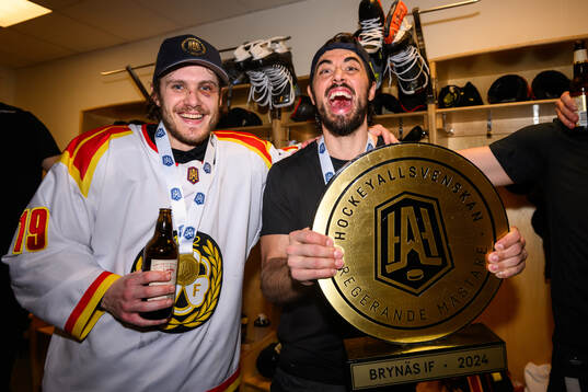 Brynäs Tyler Kelleher och Tyler Vesel jublar