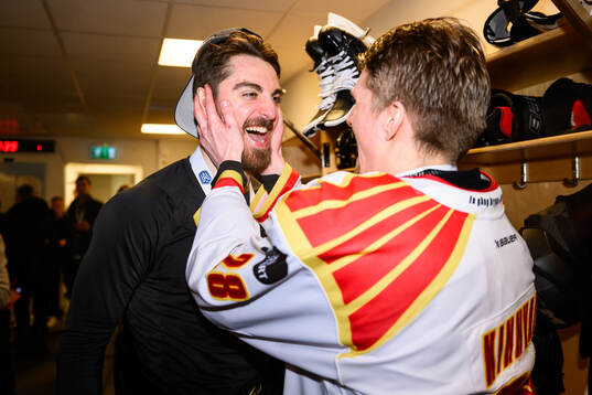 Brynäs Jack Kopacka och Johannes Kinnvall jublar