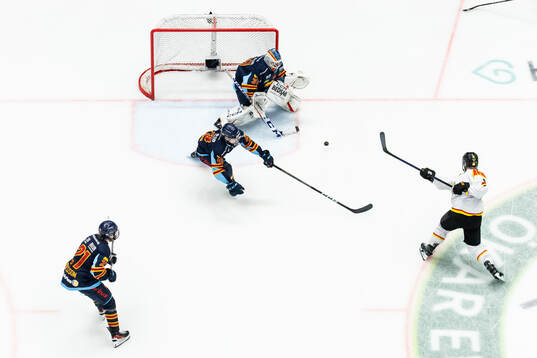 Brynäs Greg Scott gör 0-2 på Djurgårdens målvakt