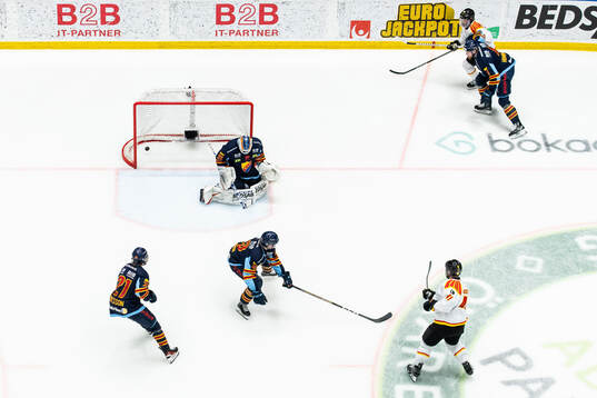 Brynäs Greg Scott gör 0-2 på Djurgårdens målvakt