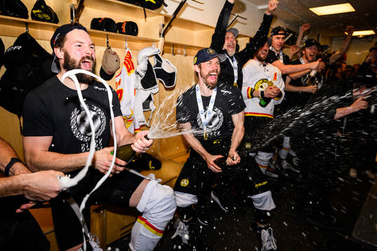 Brynäs Simon Bertilsson och Anton Rödin jublar