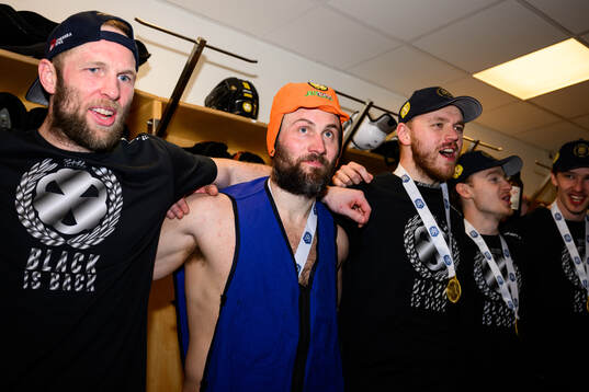 Brynäs Greg Scott och Johan Larsson jublar