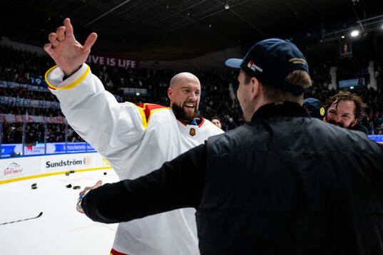 Brynäs målvakt Jared Coreau jublar