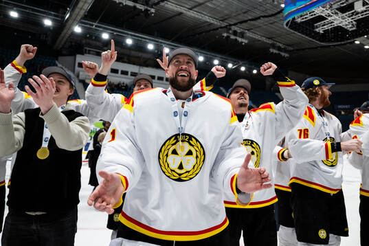 Brynäs målvakt Jared Coreau jublar