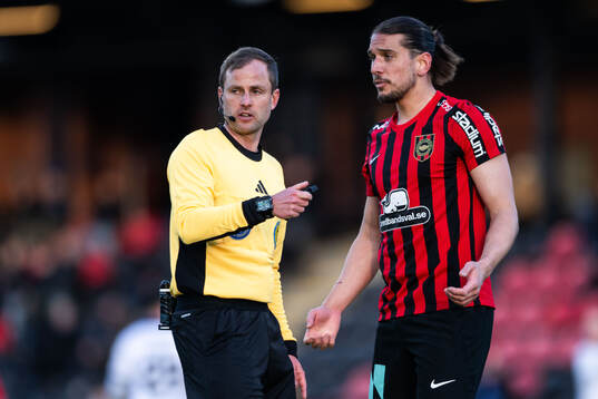 Domare Richard Sundell och Brommapojkarnas Nikola Vasic i