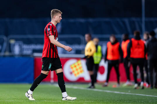 Brommapojkarnas Eric Björkander  lämnar planen