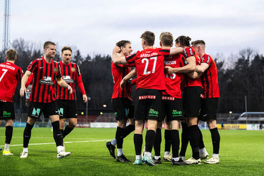 Brommapojkarnas Nikola Vasic jublar med lagkamrater