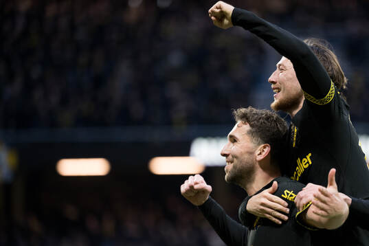 AIKs Benjamin Tiedemann Hansen och Axel Björnström jublar