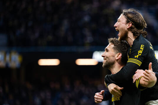AIKs Benjamin Tiedemann Hansen och Axel Björnström jublar