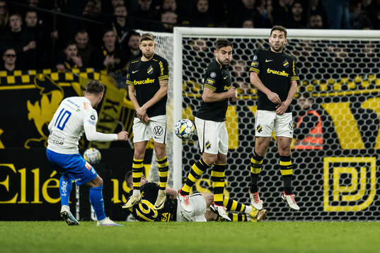 Värnamos Ajdin Zeljkovic och AIKs Anton Salétros,