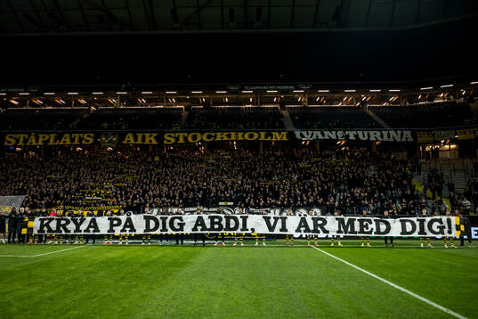 AIKs spelare med en hälsning till skadade Abdihakim Ali