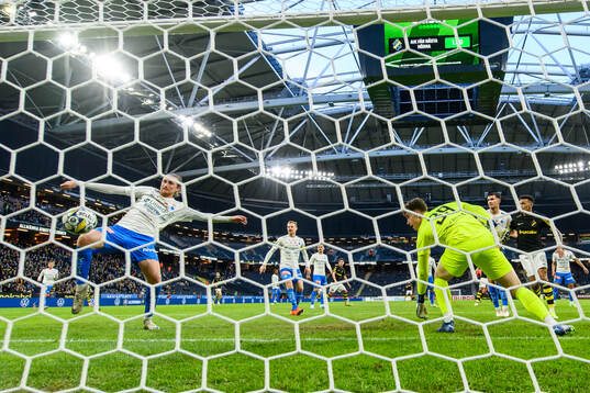 AIKs Benjamin Tiedemann Hansen (ej i bild) gör 2-0 på