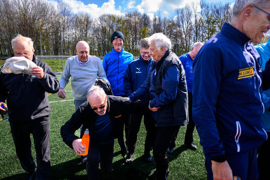 Börje Hesselbom får hjälp av Tommy Hansson upp från