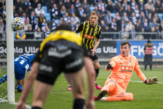 Häckens Marius Lode och målvakt Andreas Linde  försvar