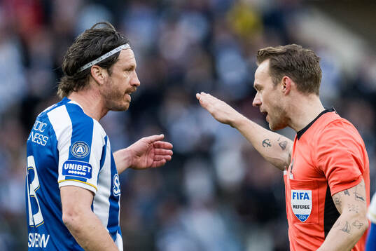 IFK Göteborgs Gustav Svensson och Domare Kristoffer