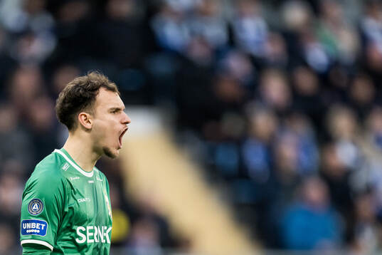 IFK Göteborgs målvakt Elis Bishesari reagerar