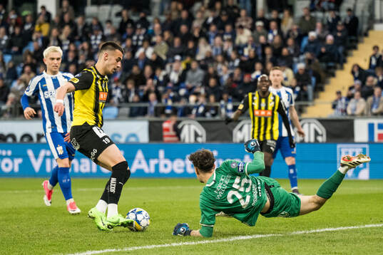 Häckens Srdjan Hrstic och IFK Göteborgs målvakt Elis