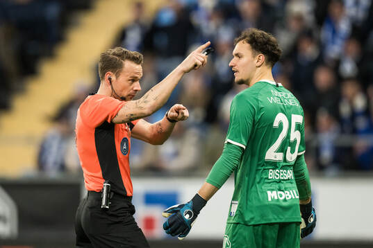 Domare Kristoffer Karlsson och IFK Göteborgs målvakt Elis