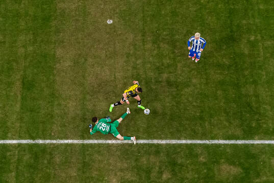 IFK Göteborgs målvakt Elis Bishesari och Häckens Srdjan