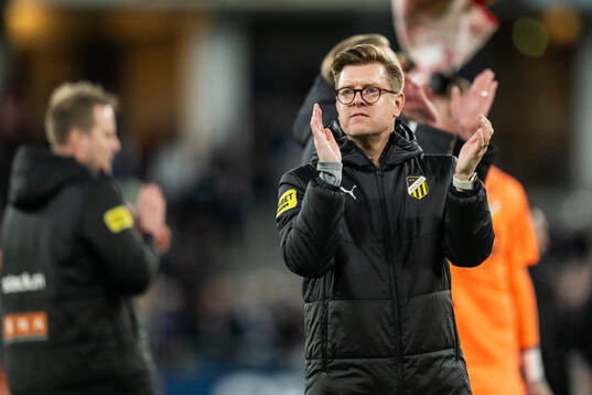 Häckens assisterande tränare Jesper Ljung jublar