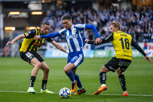 Häckens Amor Layouni och Pontus Dahbo i kamp om bollen med